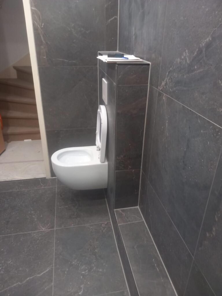 Toilet professioneel afgekit zonder kitresten