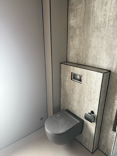 Professioneel uitgevoerd kitwerk in moderne badkamer