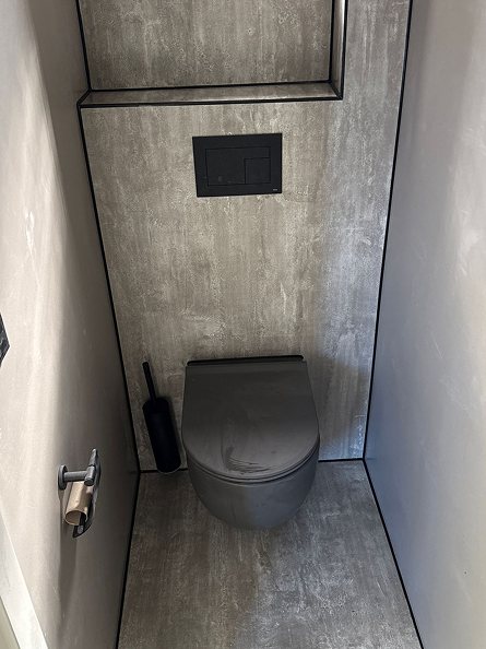 Kitwerk badkamer rondom douche netjes afgewerkt